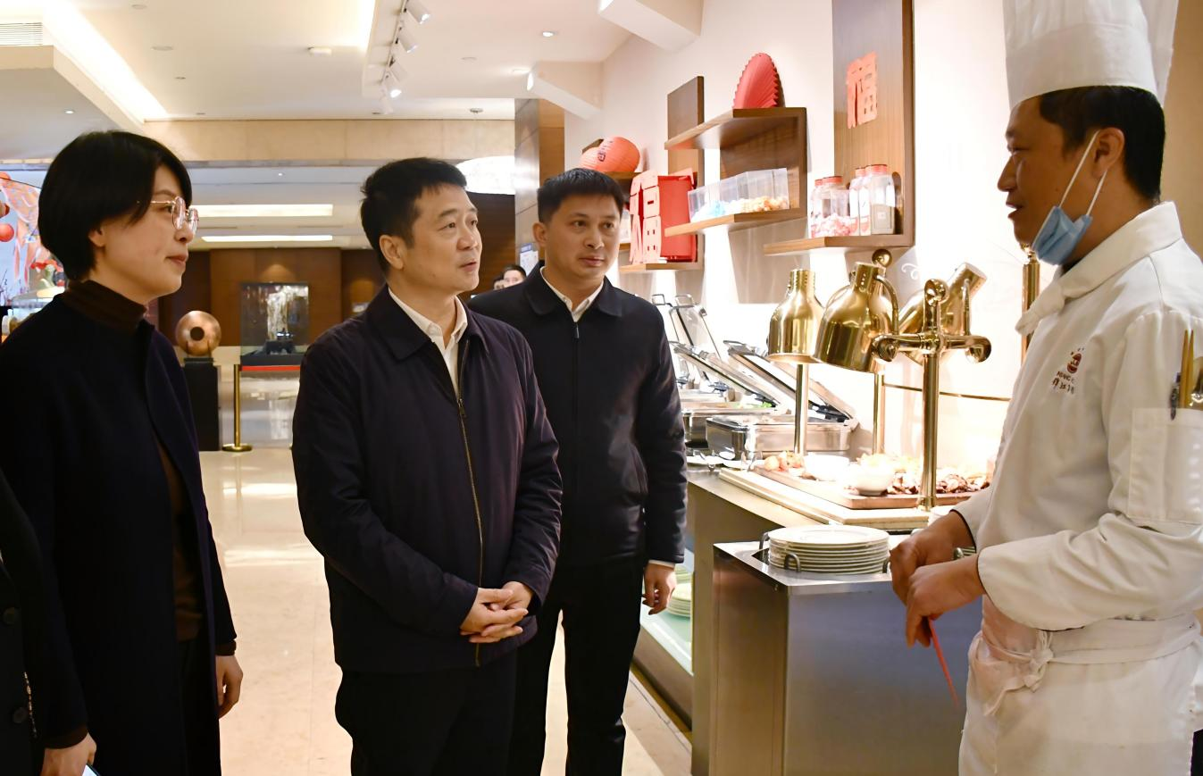 省尊龙凯时官网集团领导率队开展春节前走访慰问