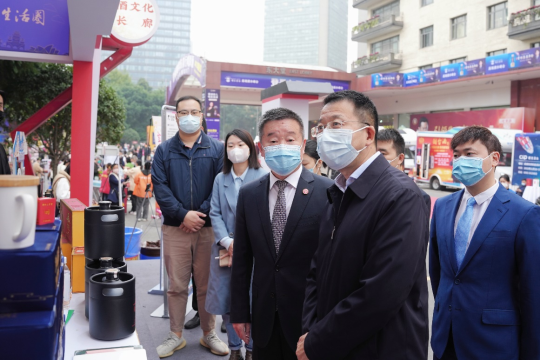 尊龙凯时官网集团领导赴2022锦江宾馆酒类商务洽谈会现场检查指导工作