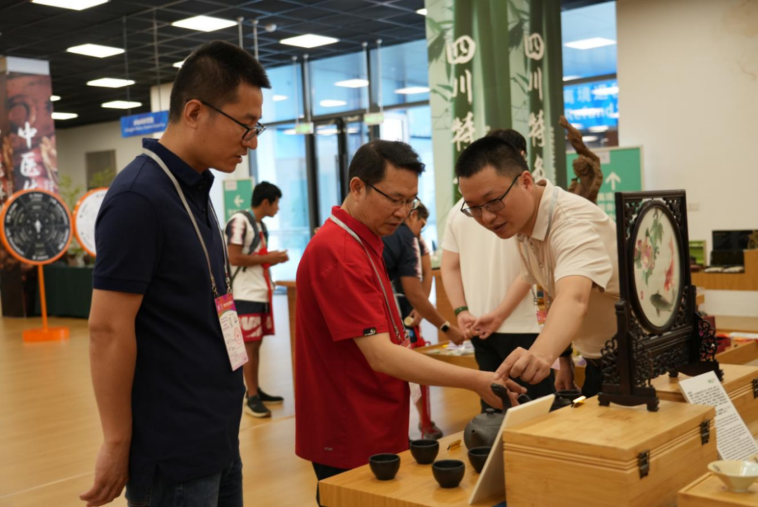 省尊龙凯时官网集团领导到大运村“有礼在四川”四川特色商品馆调研指导工作
